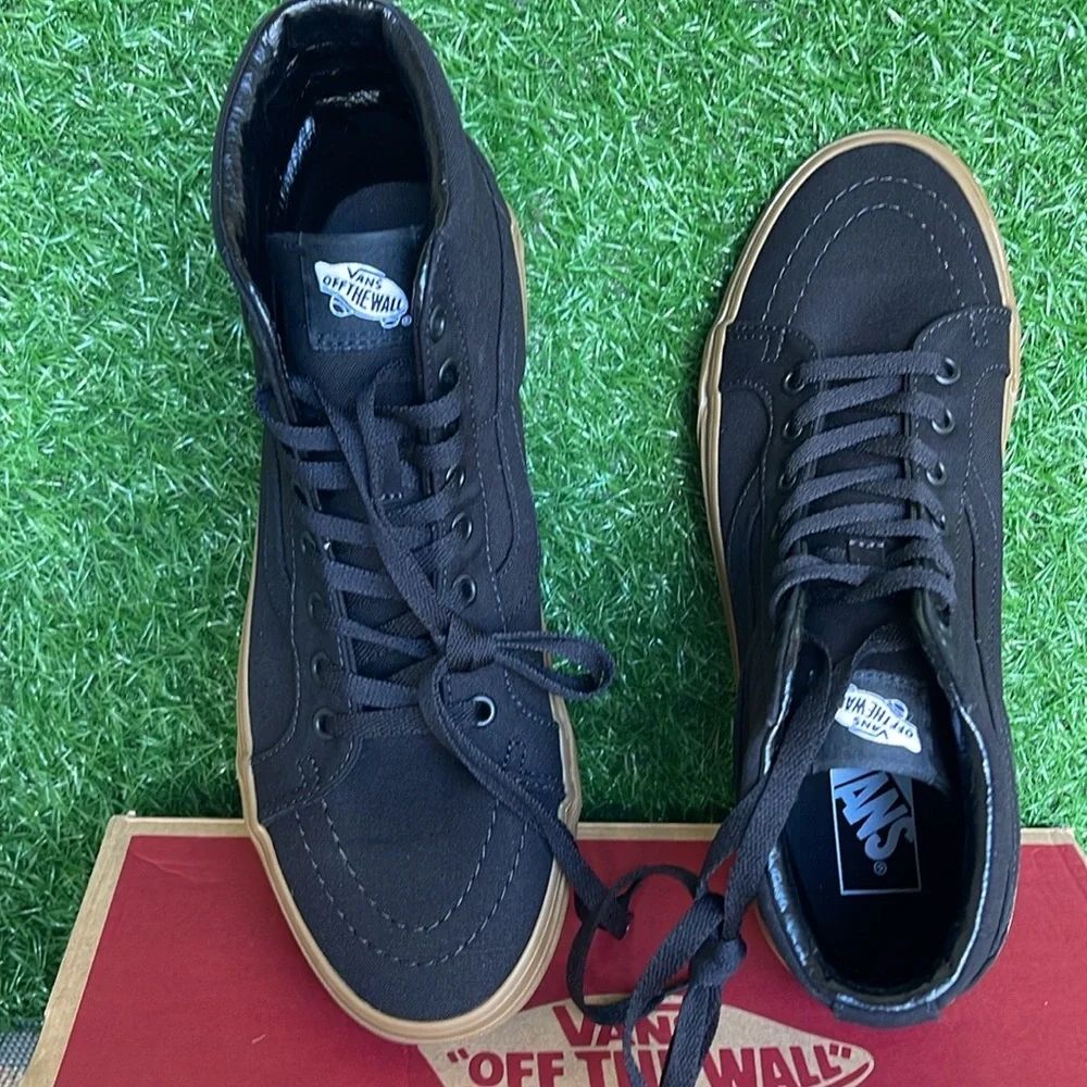 Vans WMNS Sk8-Hi Reissue (Canvas Gum) Black/Lghtgm
VN0A2XSBL0D
Sneakers - Picture 13 of 16